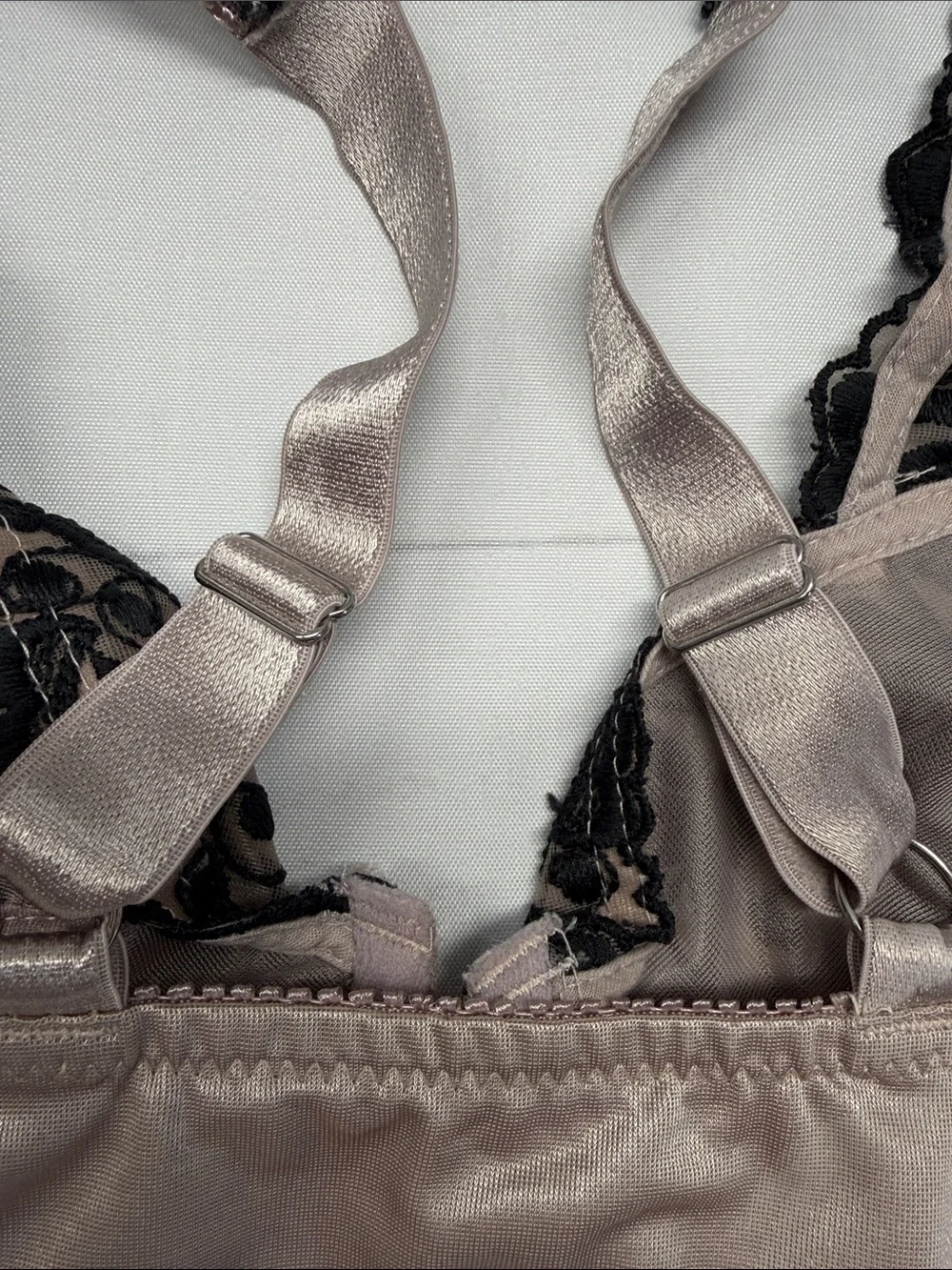 Amoureuse Neutral Taupe Black Intricate Scroll Lace Front Close Underwire Bra
